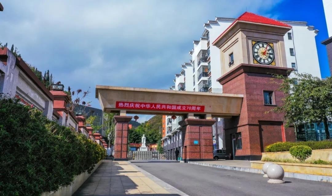 学校正大门